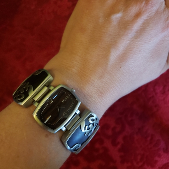 Beautiful Fossil watch wood & silver metal design - Picture 2 of 6